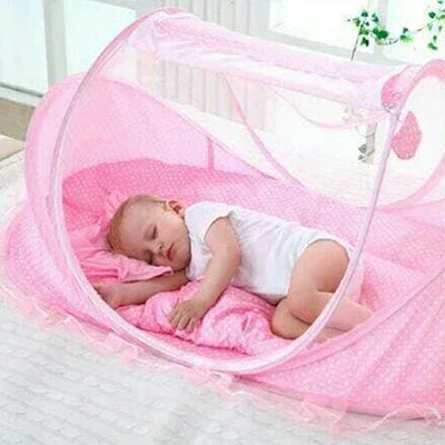 Lit moustiquaire bebe rose  avec bébé qui dort