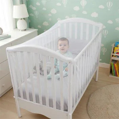 Moustiquaire lit bébé avec bébé à l'intérieur qui sourit