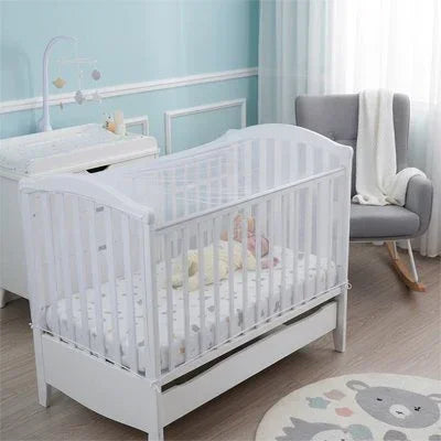 Moustiquaire lit bébé blanc en plein milieu de la pièce