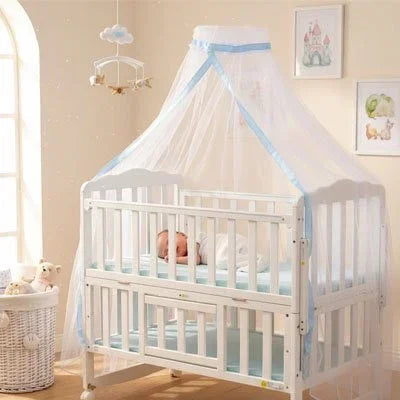 Moustiquaire lit bébé en bleu dans la chambre