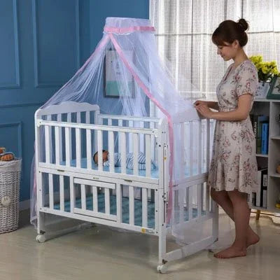 Moustiquaire lit bébé  en rose avec maman a coté