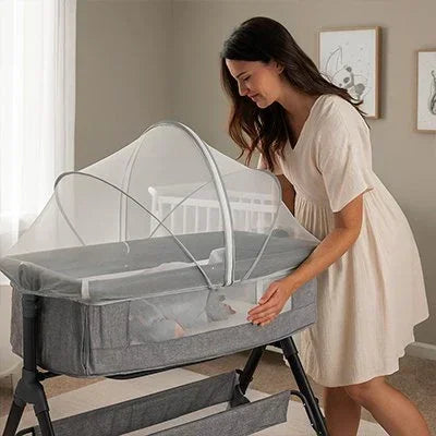 Moustiquaire lit bébé que maman installe