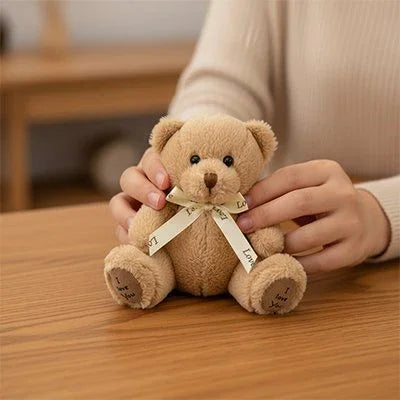 Ours peluche 18 cm dans les main d'une maman