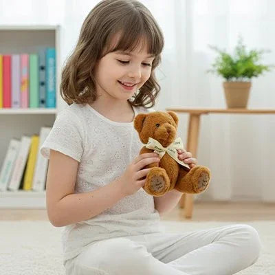 Ours peluche avec petit fille qui joue