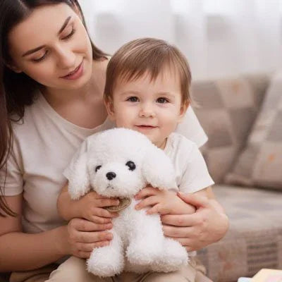 Peluche Chien blanc qui fait un calin au bébé 