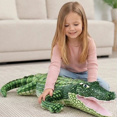Peluche crocodile joue avec l enfant