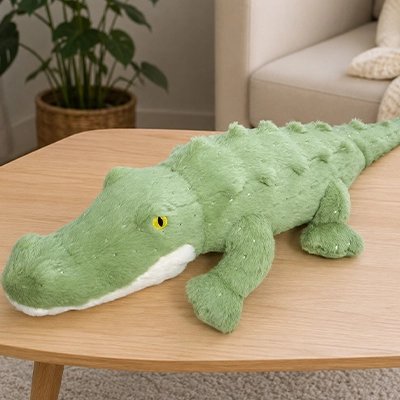 Peluche crocodile sur le meuble plat xxl