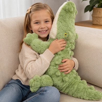 Peluche crocodile xxl qui fait un calin aune petite fille