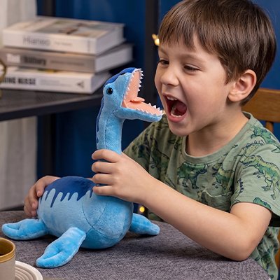 Peluche dinosaure avec petit garcon