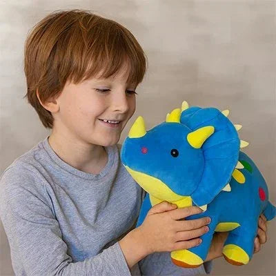 Peluche dinosaure bleu avec un garcon