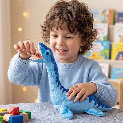 Peluche dinosaure bleu loch ness avec enfant qui joue