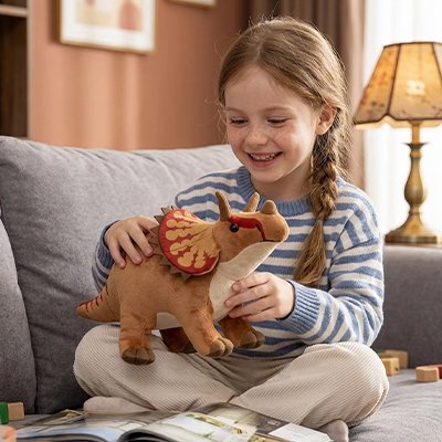 Peluche dinosaure dans les bras d'une petite fille