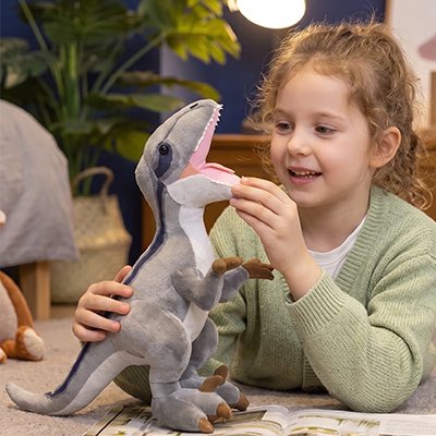Peluche dinosaure gris avec petite fille