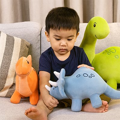 Peluche-dinosaure-petit-garcon
