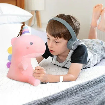 Peluche dinosaure rose avec petit garcon