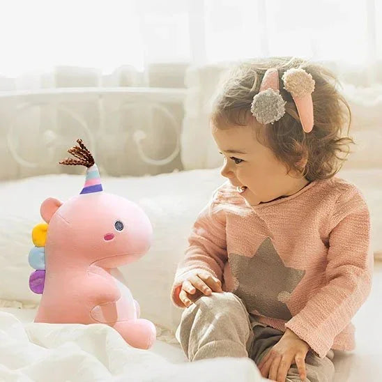 Peluche dinosaure rose avec petite fille