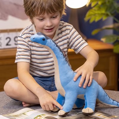 Peluche dinosaure serpent bleu avec petit garcon