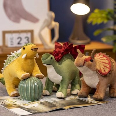 Peluche dinosaure sur table avec ses amis dinosaures