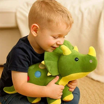 Peluche dinosaure vert avec petit garcon blond
