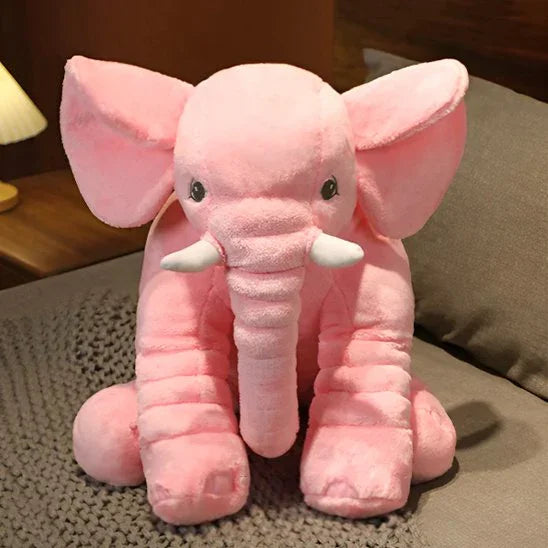 peluche elephant rose posé sur le canapé