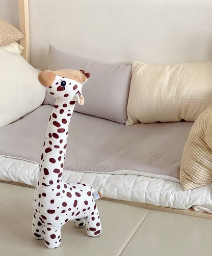 peluche girafe de 40 cm debout dans la chambre de bébé