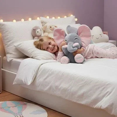 Peluche interactive doudou éléphant avec enfant sur son lit
