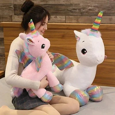 Peluche licorne blanche et rose avec jeune fille 