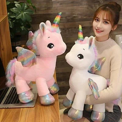 Peluche licorne rose et blanche avec des pieds arc en ciel