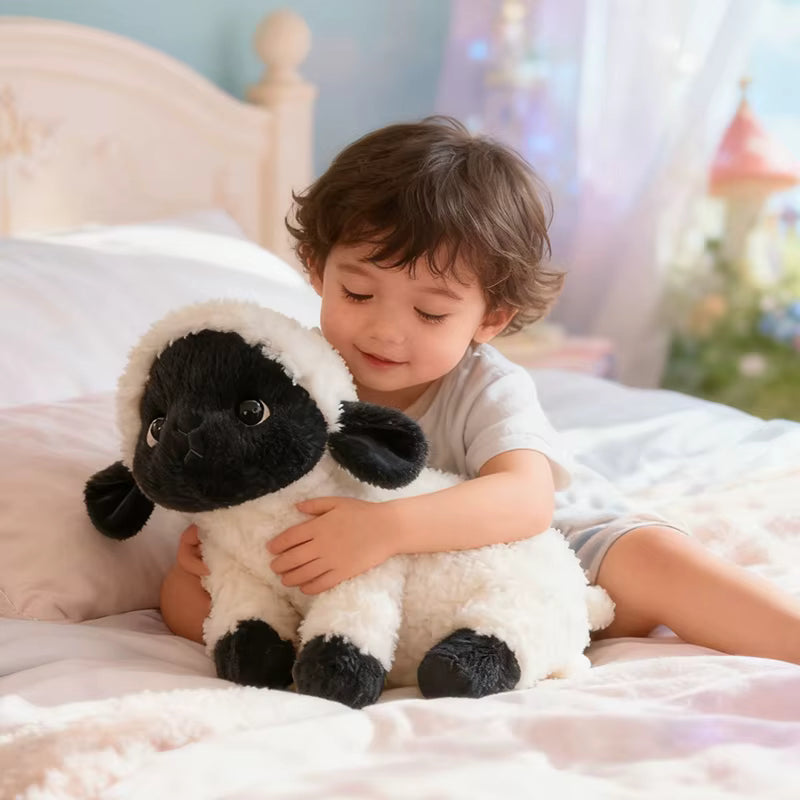 peluche-mouton-noir-calin-garcon