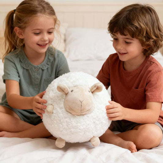 peluche-mouton-rond-avec-enfants-qui-jouent