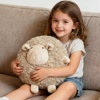 peluche-mouton-rond-dans-les-bras-petite-fille