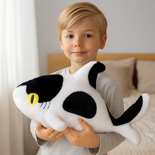 Peluche requin noir et blanc dans les mains de l'enfant