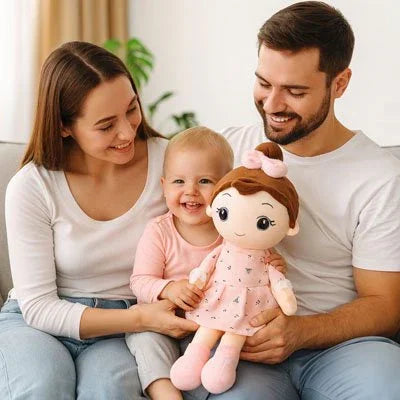 Poupée de chiffon dans les bras de bébé avec ses parents