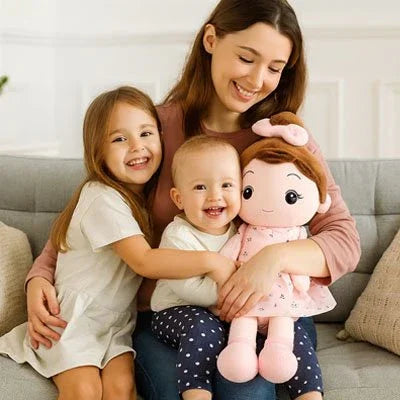 Poupée de chiffon de bébé avec sa soeur et sa maman