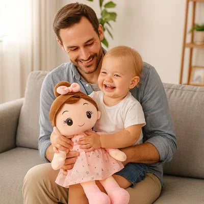 Poupée de chiffon rose avec bébé assis sur son papa