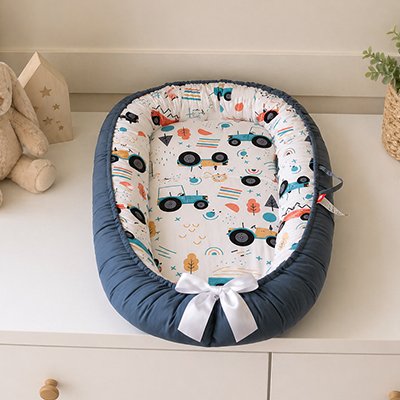 Reducteur de lit bebe bleu avec dessin tracteur