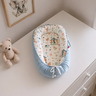 Reducteur de lit bleu pour bébé dans on grand lit