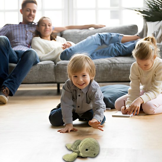 Tortue en peluche amusante avec les enfants