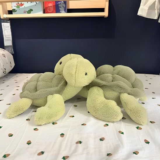 Tortue en peluche verte posée une sur l'autre