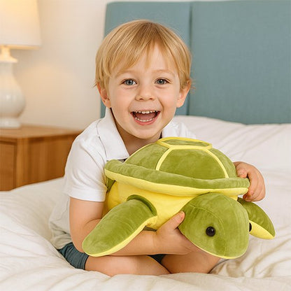 Tortue peluche verte dans les bras de bébé