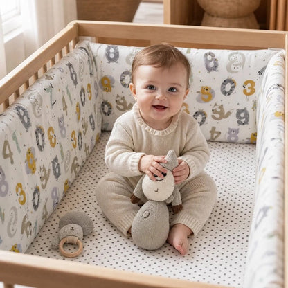 Tour de lit avec bébé assis et protégé