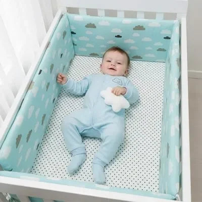 Tour de lit bébé bleu ciel avec bebe couché