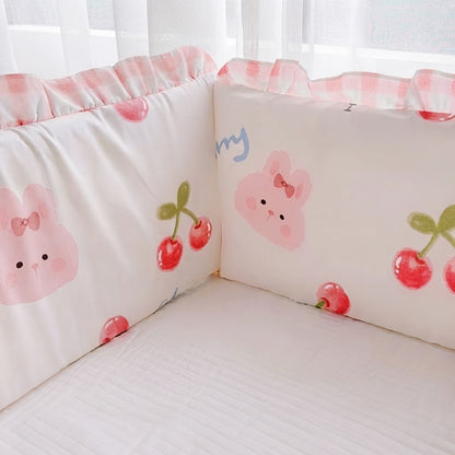 tour de lit rose avec dessin de lapin et cerise 