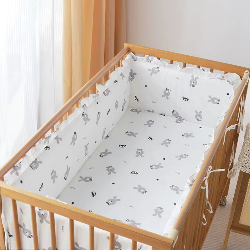 lit avec un tour de lit complet pour bébé 