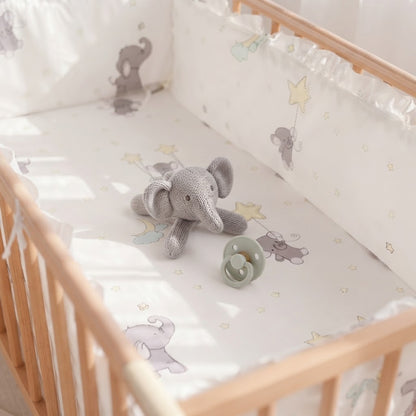 doudou elephant avec tetine dans le lit de bébé  avec contour de lit dessin éléphant