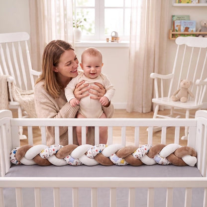 Tresse de lit avec bébé et maman a coté