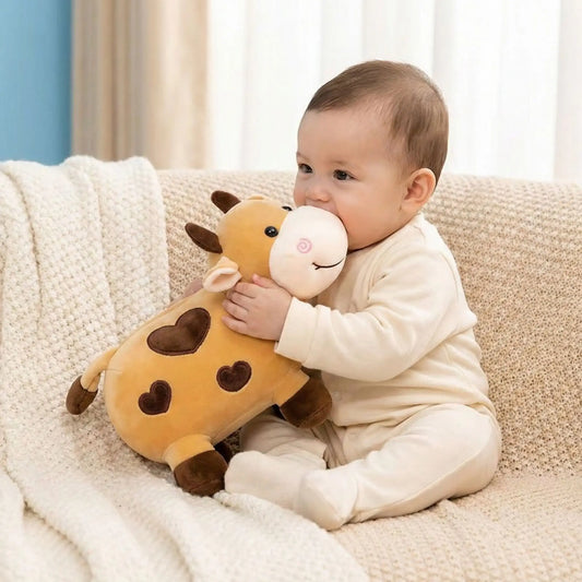 vache-en-peluche-dans-bras-de-bebe