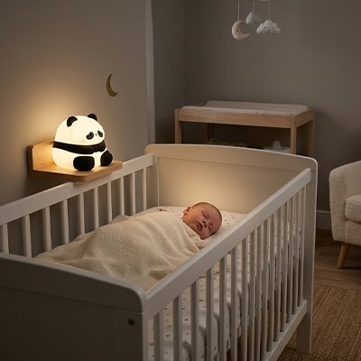 Veilleuse bébé allumé chaleur et lumière rassurante dans la chambre