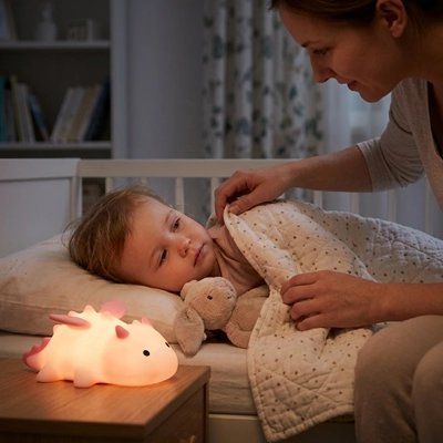 Veilleuse bébé allumé et maman rassuré bébé avec de dormir