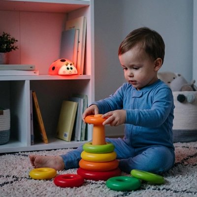 Veilleuse bébé allumée pour rassuré bébé qaund il joue dans sa chambre